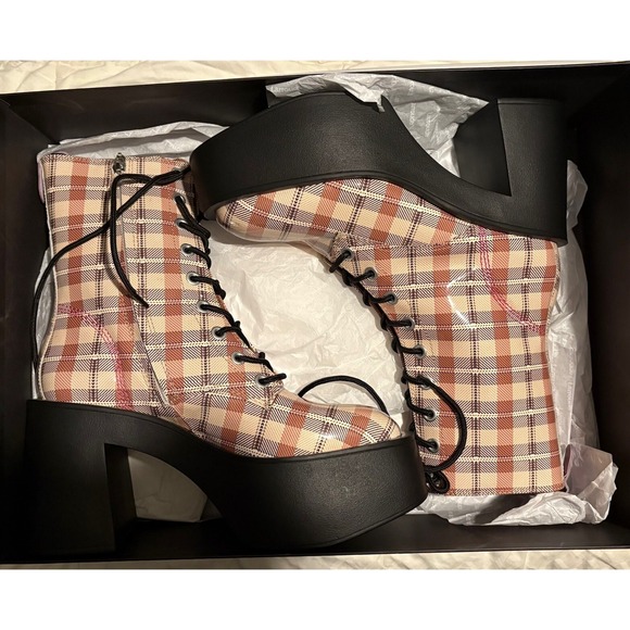 NWBLarroude Olivia Boot Size 10
